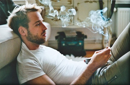 抽烟的外国男人图片