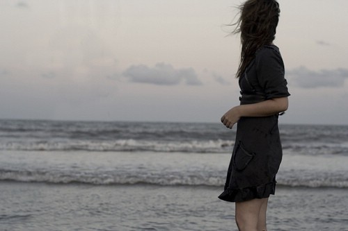 海边女孩心情图片：我的心像大海宽广