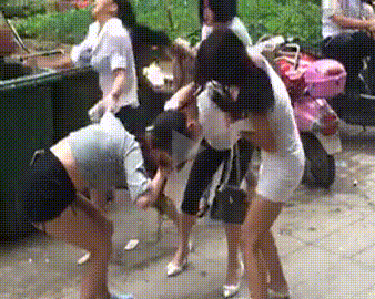 一群打架抓头发的女人们，当时的场面非常混乱