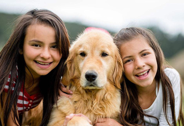 两位小女孩与狗狗的开心合照