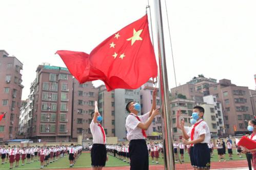 国旗爱上海，关于升国旗的图片专题