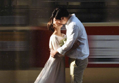 在站台边浪漫接吻的一对恋人