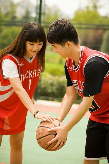 一起打篮球的情侣