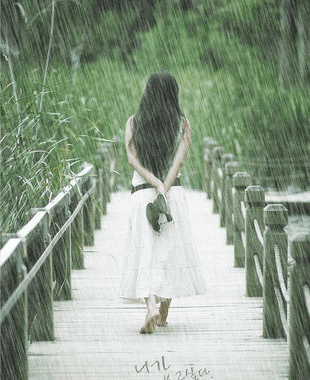 雨中散步的美女