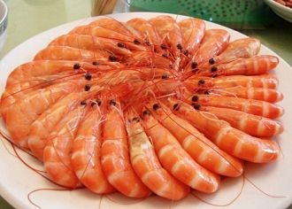 整齐摆放在盘子里的虾